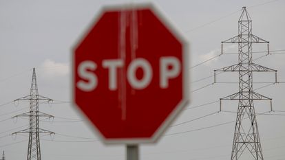 Sevilla/01-09-2021:Tendido eléctrico a las afueras de Sevilla.FOTO: PACO PUENTES/EL PAIS