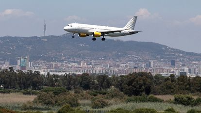 Vista de un avión aterrizando en El Prat desde La Ricarda.
