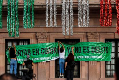Mujeres colocan un cartel tras la decisión de despenalizar el aborto de la Corte Suprema, en Saltillo (México), el 7 de septiembre.