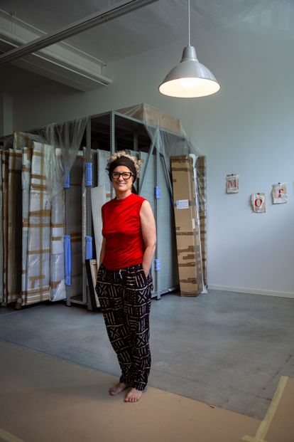 La artista valenciana Elena del Rivero en su estudio.