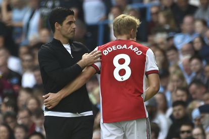 Mikel Arteta saluda a Odegaard en el partido entre el Arsenal y el Manchester City.