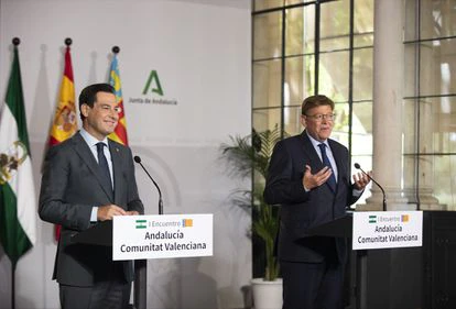 El presidente de Andalucía, Juan Manuel Moreno (izquierda) y el de Valencia, Ximo Puig, el pasado 21 de septiembre en Sevilla.