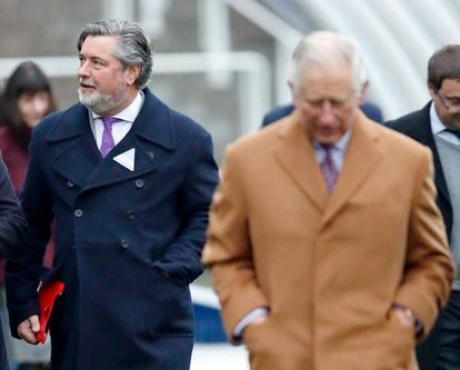 Michael Fawcett, exsecretario personal de Carlos de Inglaterra, camina detrás del heredero en un evento en Ascot celebrado en noviembre de 2018.