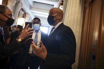 El senador demócrata Cory Booker habla con los periodistas en el Capitolio, Washington.