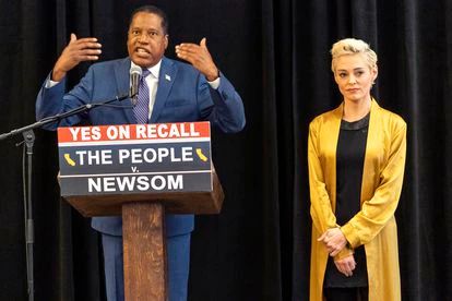 Larry elder y la actriz Rose McGowan en un evento este domingo.