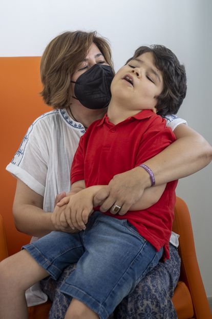 Covadonga y su hijo Alonso, en el Hospital Sant Joan de Déu de Barcelona.