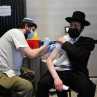 Jerusalem (Israel), 30/08/2021.- A nurse injects an Ultra Orthodox man with a third shot of COVID-19 vaccine in Jerusalem, Israel, 30 August 2021. Israel launched a campaign to offer a third Covid-19 vaccine dose for people over 30 who received a second shot at least five months ago after infections were reportedly increasing in the country (Estados Unidos, Jerusalén) EFE/EPA/ABIR SULTAN
