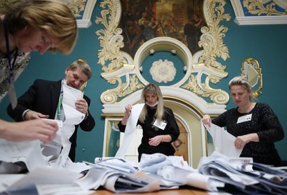 Miembros de la Comisión Electoral cuentan papeletas en la estación moscovita de Kazán, el domingo por la noche.