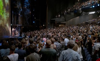 La actriz Kristin Chenoweth da la bienvenida al público antes del reestreno del musical 'Wicked', en el teatro Gershwin de Nueva York el pasado martes.