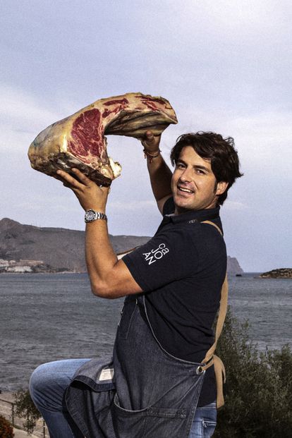Joan Abril, responsable de Ca Joan, frente al Mediterráneo con una de sus carnes maduradas.