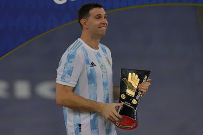 Emiliano Martínez recibe el premio al mejor portero en la Copa América 2021.