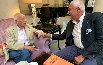 Emilio Lledó (izquierda) y Nuccio Ordine conversando para EL PAÍS en un hotel de Madrid la semana pasada.