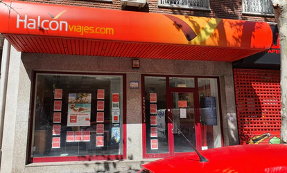 Una agencia de Viajes Halcón cerrada por la covid-19, en Madrid.