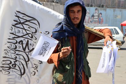 Un hombre afgano vende banderas talibanas en Kabul, Afganistán, el pasado 3 de septiembre.