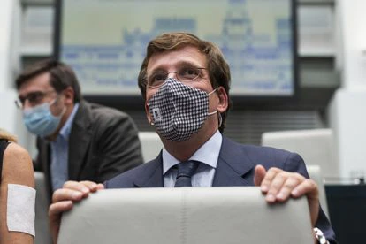 El alcalde de Madrid, José Luis Martínez-Almeida durante la sesión extraordinaria y urgente en el Palacio de Cibeles.
