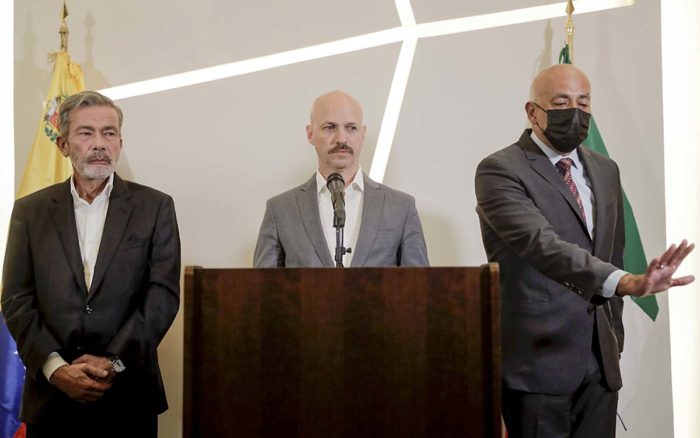 Gobierno y oposición de Venezuela acuerdan en México realizar consultas con actores políticos