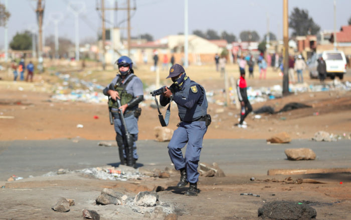 Hombres armados liberan a unos 240 presos en Nigeria al atacar una prisión