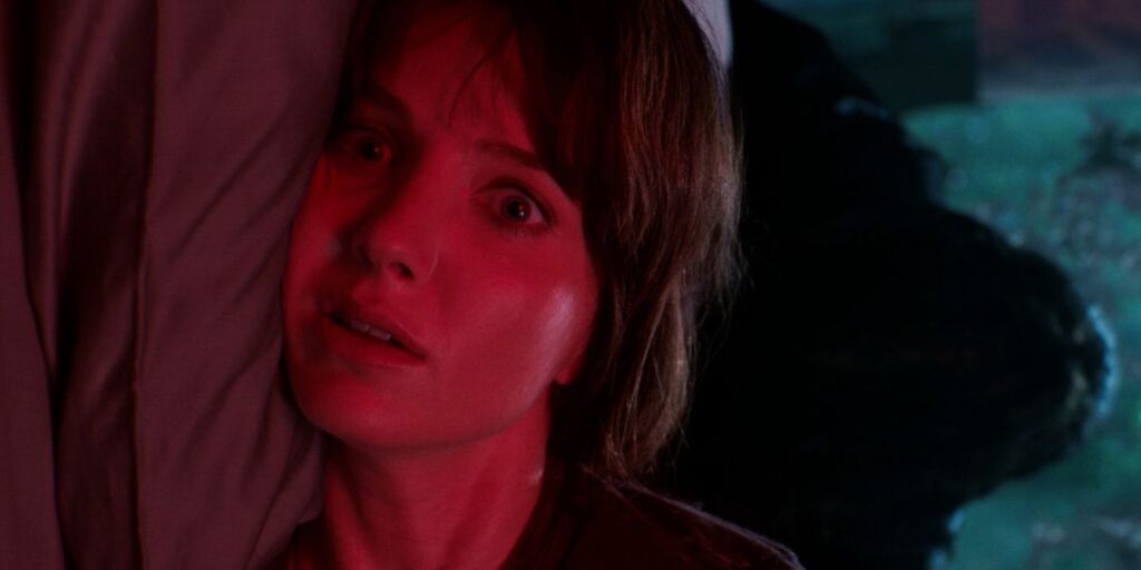 James Wan's Malignant: Annabelle Wallis corre en un nuevo clip