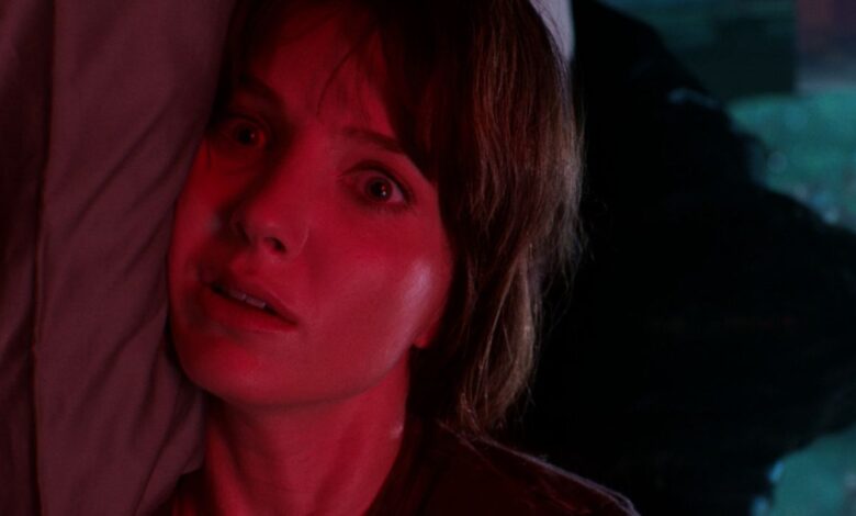 James Wan's Malignant: Annabelle Wallis corre en un nuevo clip