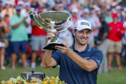 Cantlay, con el trofeo.