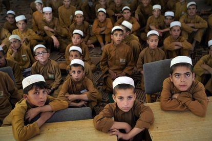 Un grupo de niños ve la televisión en un orfanato en Kandahar donde la mayoría de los 1.100 huérfanos son hijos de funcionarios, ciudadanos o talibanes muertos en la guerra.