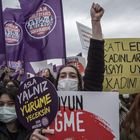 Istanbul (Turkey), 20/03/2021.- Women hold placards and shot slogans during a protest against Turkey's withdrawal decision from the Istanbul Convention, in Istanbul, Turkey, 20 March 2021. Turkish President Recep Tayyip Erdogan pulled Turkey out of the Istanbul Convention which is an international accord designed to protect women. The Istanbul Convention is an international agreement by the Europe Council that started in 2011 for the Prevention of Violence against Women and Domestic Violence and signed by 46 countries to date. (Protestas, Turquía, Estanbul) EFE/EPA/ERDEM SAHIN