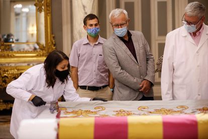 El alcalde de València, Joan Ribó, participa en el acto de recepción de la Real Senyera tras su restauración.
