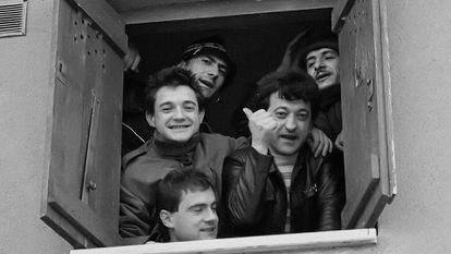 Una de las primeras formaciones de La Polla Records. Arriba: Miguel Garin 'Txarli' (guitarra) y Evaristo Páramos (voz). Segunda fila: Fernando Murua (batería) y Manolo 'Sumé' García (guitarra). Abajo, Abel Murua (bajo).