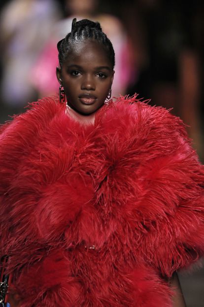 Una modelo, durante el desfile de Fendi en la semana de la moda de Milán.