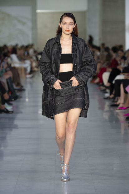Gigi Hadid desfila para Max Mara en la semana de la moda en Milán de este año.