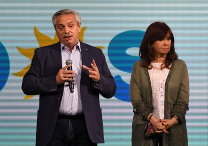 El presidente de Argentina, Alberto Fernández, y la vicepresidenta, Cristina Fernández de Kirchner, hablan a sus seguidores tras la derrota del domingo en las elecciones primarias.