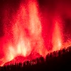 (LA PALMA), 19/09/2021.- Una erupción volcánica ha comenzado esta tarde de domingo en los alrededores de Las Manchas, en El Paso (La Palma), después de que el complejo de la Cumbre Vieja acumulara miles de terremotos en la última semana, conforme el magma iba presionando el subsuelo en su ascenso. Las autoridades habían comenzado horas antes evacuar a las personas con problemas de movilidad en cuatro municipios. Arturo Rodriguez