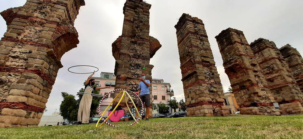 El Acueducto de los Milagros, en Mérida, durante los preparativos de la Noche del Patrimonio