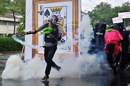 Un manifestante se enfrenta a la policía antidisturbios durante una protesta contra el Gobierno en Bangkok, en Tailandia, el pasado julio.