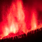 (LA PALMA), 19/09/2021.- Una erupción volcánica ha comenzado esta tarde de domingo en los alrededores de Las Manchas, en El Paso (La Palma), después de que el complejo de la Cumbre Vieja acumulara miles de terremotos en la última semana, conforme el magma iba presionando el subsuelo en su ascenso. Las autoridades habían comenzado horas antes evacuar a las personas con problemas de movilidad en cuatro municipios. Arturo Rodriguez