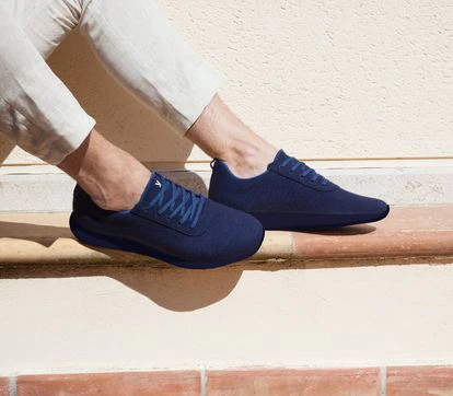 La lana merina que se utiliza en las zapatillas regula la temperatura para mantener el pie caliente en invierno y fresco en verano.