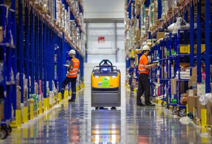 Empleados en un centro de distribución de Yandex en Sofino, cerca de Moscú.