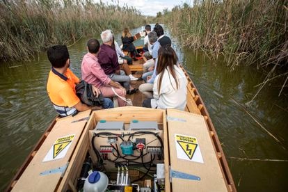 El vicealcalde de Valencia, Sergi Campillo, y el alcalde de Valencia, Joan Ribo (segundo y tercero por la izquierda) en el paseo en la barca eléctrica E-Tramuntana por la Albufera de este martes.