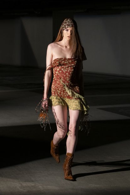 Un momento del desfile de Charlotte Knowles en Londres.