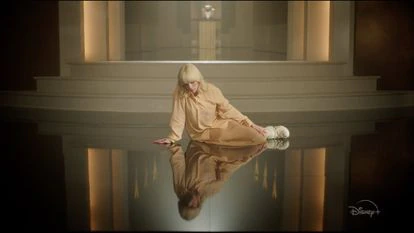 Billie Eilish en una de las escenas del espectáculo.