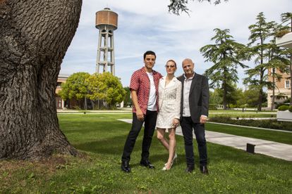 Los dos actores con el director Hagai Levi, en Venecia. 