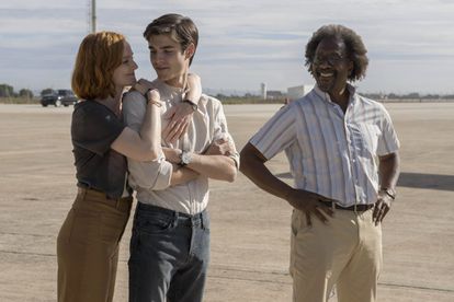 Ana Polvorosa, Álvaro Mel y Clarke Peters en una imagen del sexto capítulo de la serie.