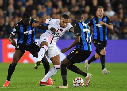 Kylian Mbappé, de blanco, el pasado día 15 durante un partido de su equipo, el PSG, contra el Brujas en el estadio Jan Breydel.
