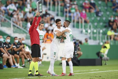 Javier Pastore, el último argentino en llegar al Elche CF, sale al campo reemplazando a su compatriota, el delantero Darío Benedetto, el pasado 18 de septiembre en un partido de LaLiga Santander ante el Levante UD.