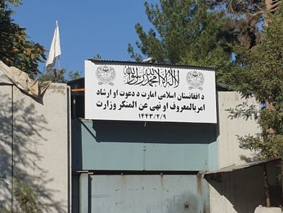 Entrada del Ministerio para la Promoción de la Virtud y la Prevención del Vicio de Afganistán, antiguo Ministerio de Asuntos de la Mujer, en Kabul.