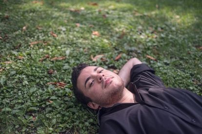 Haidar Moracho, paciente de la UIG (Unidad de identidad de género), en el parque del Retiro.