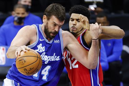 Marc Gasol intenta superar a Tobias Harris en un partido entre los Lakers y los Sixers,