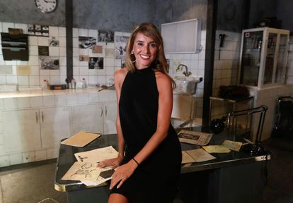 San José en el escenario del teatro Fígaro, con parte de la escenografía de la obra 'Escape Room'. 