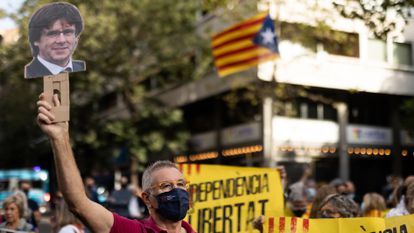 Concentración en las proximidades del consulado Italiano en Barcelona, en protesta por la detención de Carles Puigdemont en Cerdeña.