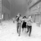 Sobre las 10:45 am los trabajadores corrían por las calles de Nueva York, cubriéndose las caras a causa del polvo que cubrió la ciudad. En la imagen John Street.